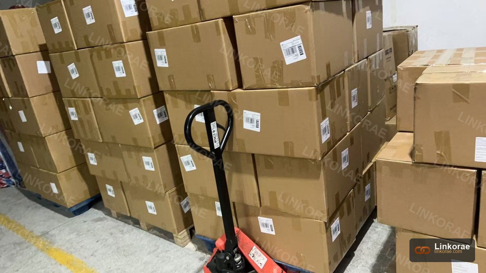 Palletised cartons in the warehouse, the cargo five quotes are supposed to be pricing